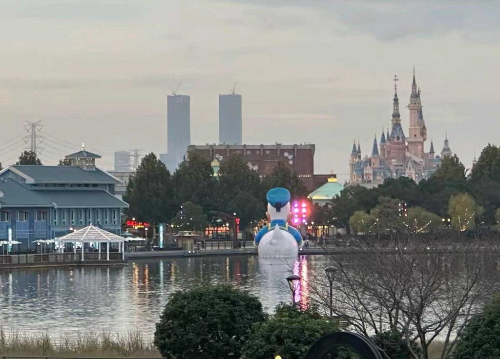 上海ディズニーランドホテルのガーデン：フェリー乗り場からの景色