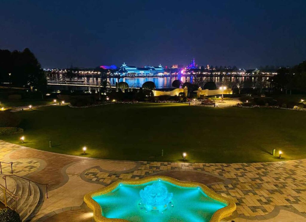 上海ディズニーランドホテルのガーデン：夜のライトアップ