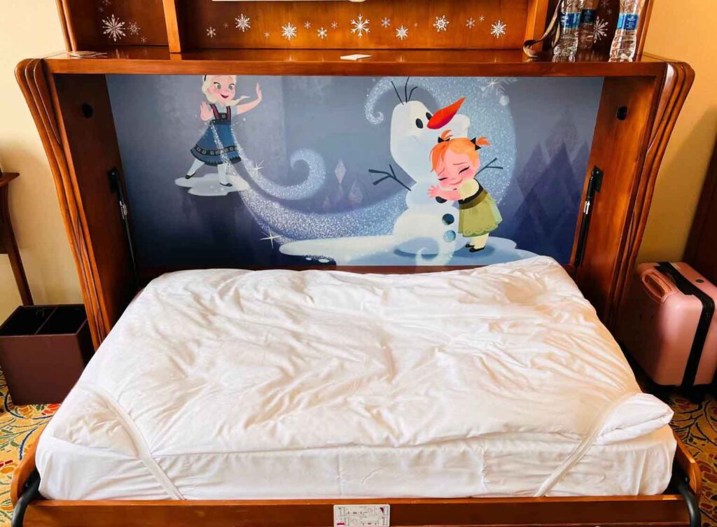 上海ディズニーランドホテル：アナ雪テーマルームの子ども用ベッド２