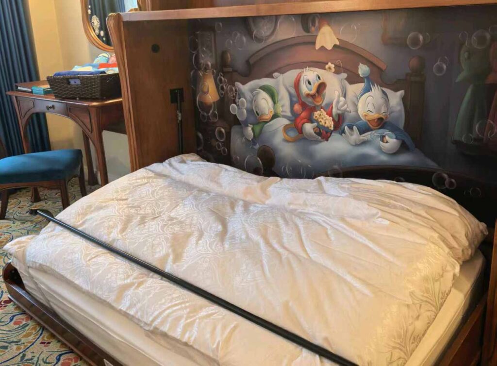 上海ディズニーランドホテル：ドナルドルームのミニベッド