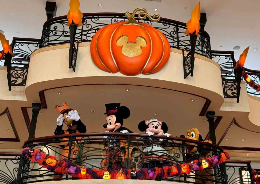 上海ディズニーランドホテル：ハロウィンコスチュームのミッキーたち