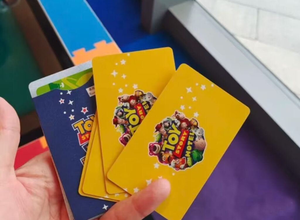 上海ディズニーランドの公式ホテルで購入できるプラカード式のチケット