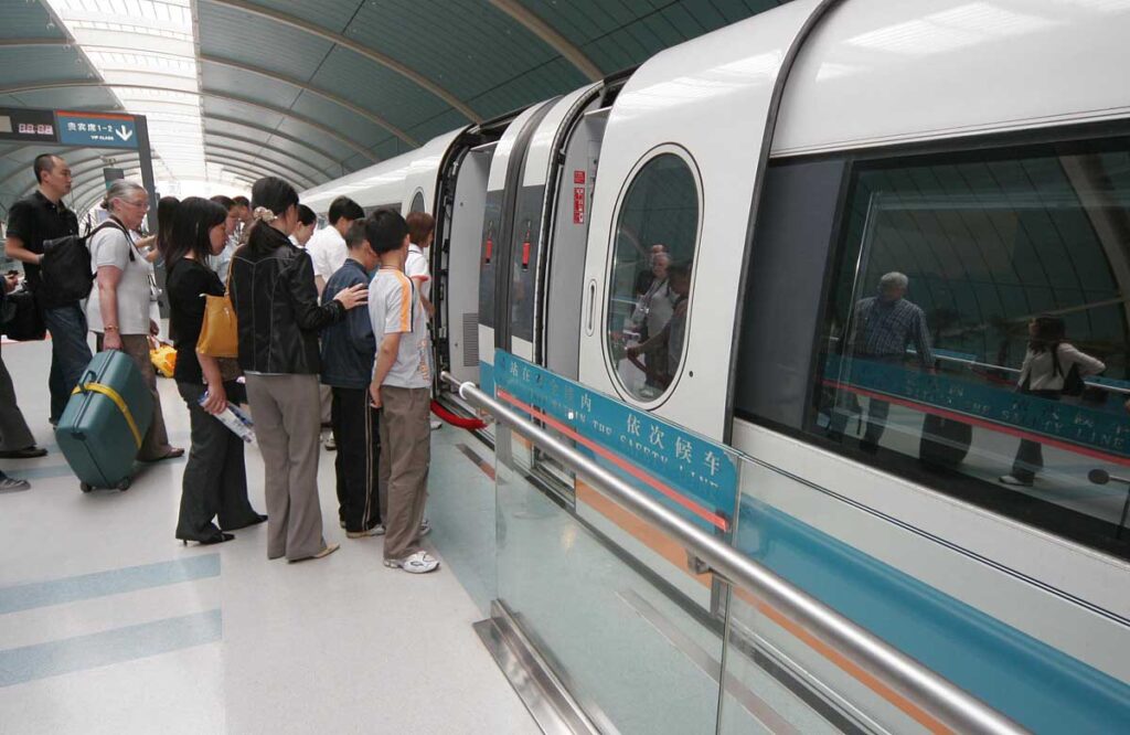 浦東国際空港から上海ディズニーランドへの行き方：リニアモーターカーと地下鉄で行く