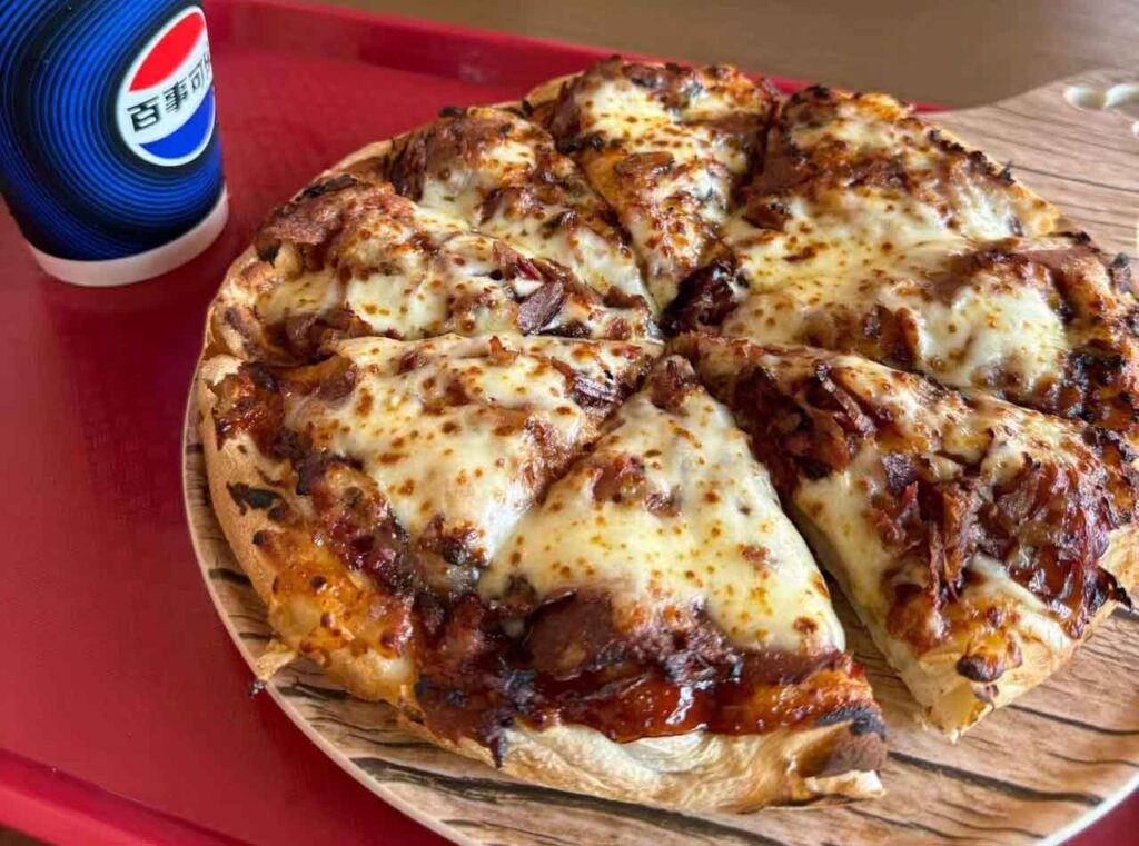 ピノキオ・ビレッジ・キッチンのおすすめメニュー:BBQビーフのピザ