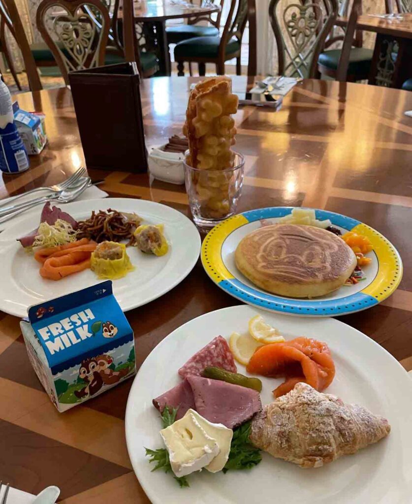 エンチャンテッド・ガーデン・レストランの朝食