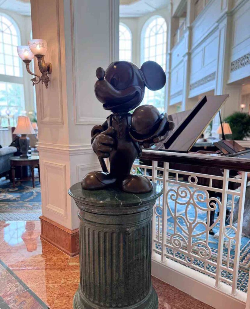 香港ディズニーランドホテルのミッキー銅像