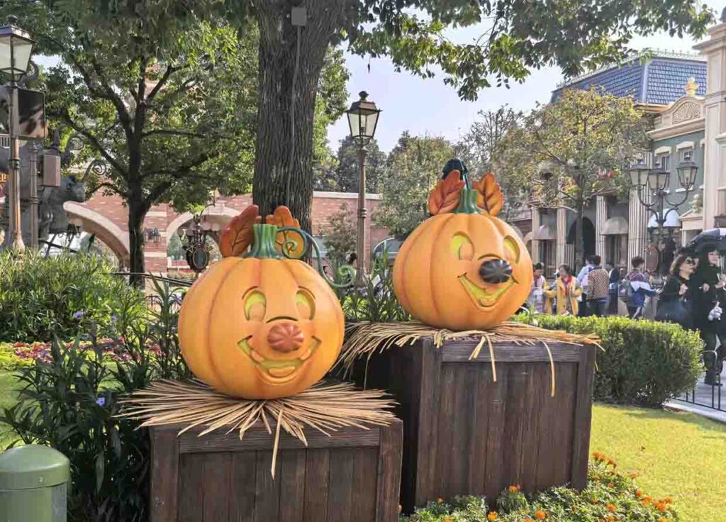 上海ディズニーランドのハロウィン：チップとデールのかぼちゃランタン