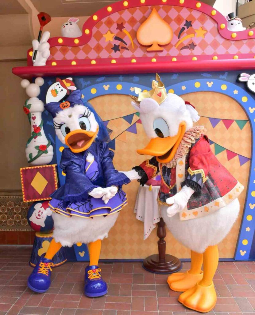 上海ディズニーランドのハロウィン：ドナルドとデイジー