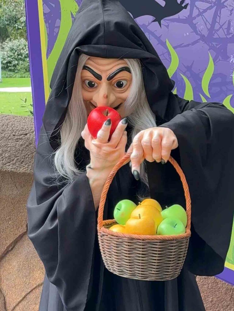 上海ディズニーランドのハロウィン：白雪姫のリンゴを持った魔女