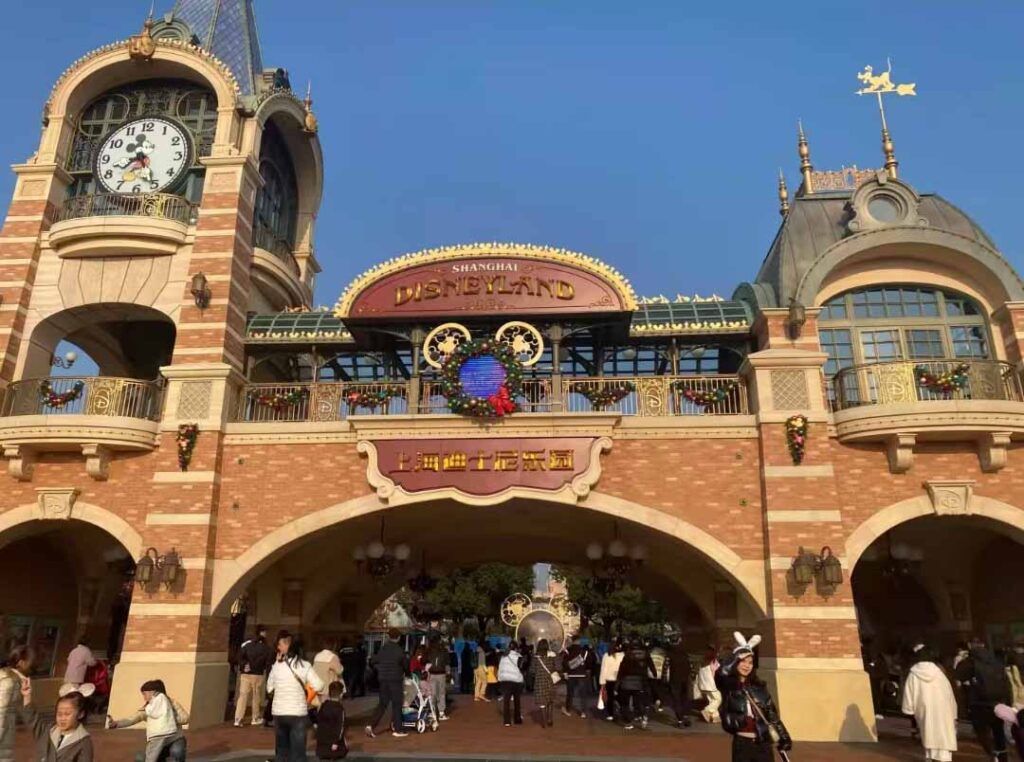 上海ディズニーランドのエントランス