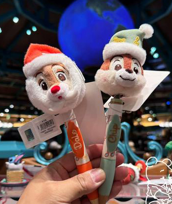 上海ディズニーランドのクリスマス限定商品：チップとデールのボールペン
