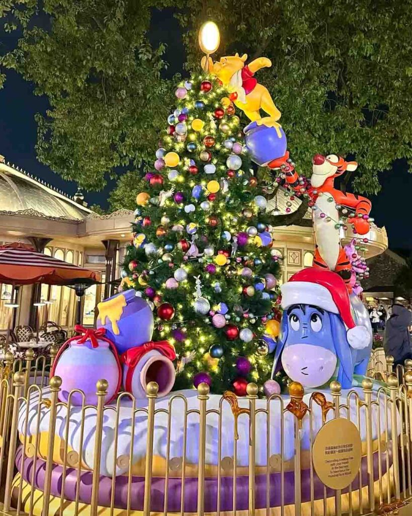 上海ディズニーランドのクリスマス：プーさんと仲間たちのクリスマスツリー