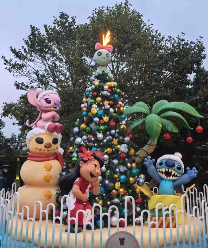 上海ディズニーランドのクリスマス：リロ＆スティッチのクリスマスツリー