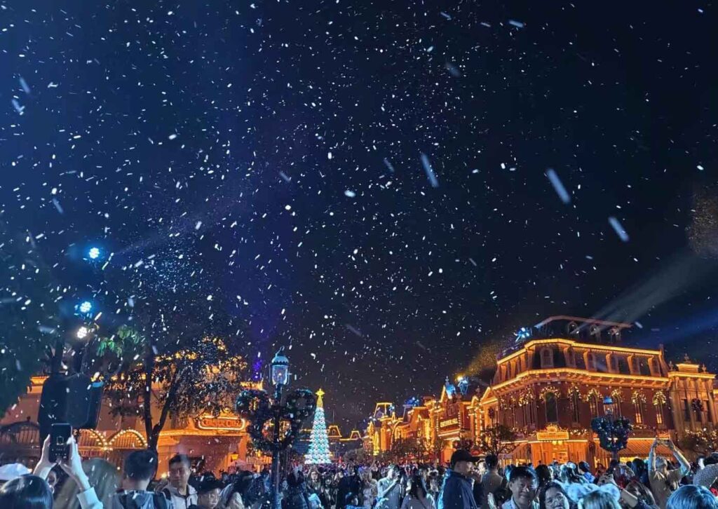 香港ディズニーランドのクリスマスイベント：ホリデー・ウィッシュ・カム・トゥルーの人工雪演出
