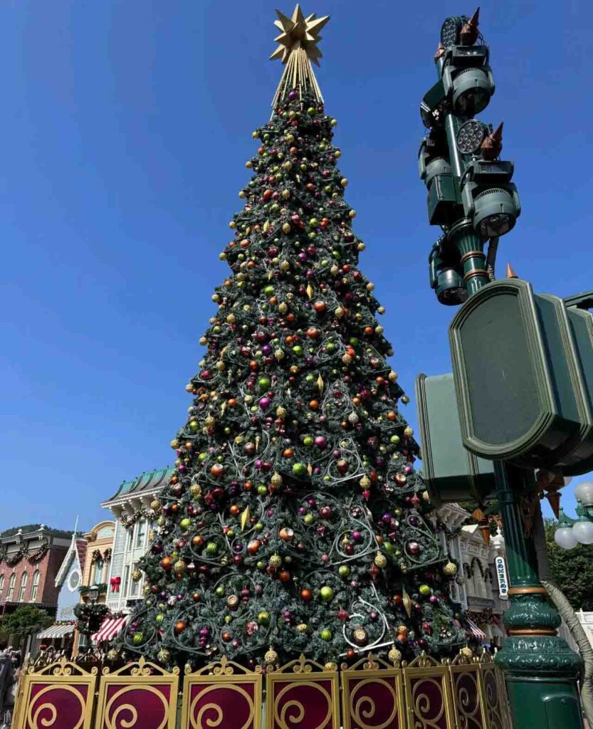 香港ディズニーランドの巨大クリスマスツリー2