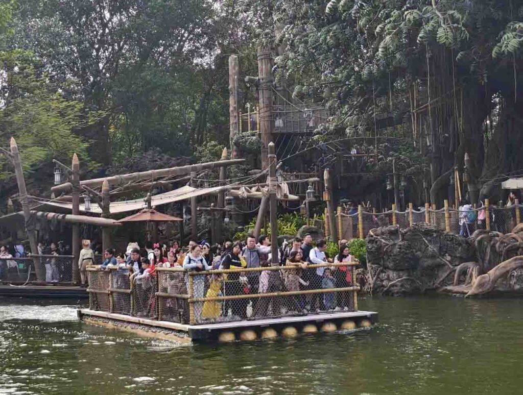香港ディズニーランド：ターザン・ツリーハウスに向かういかだ