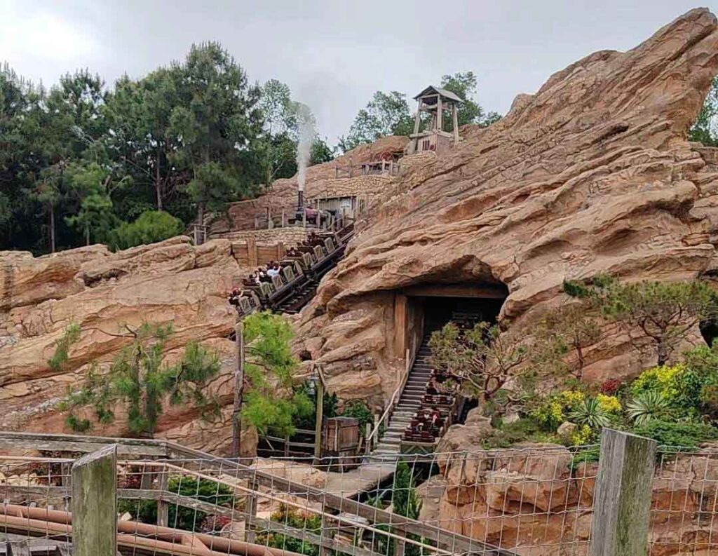 香港ディズニーランド：ビッグ・グリズリー・マウンテン・ラナウェイ・マイン・カー