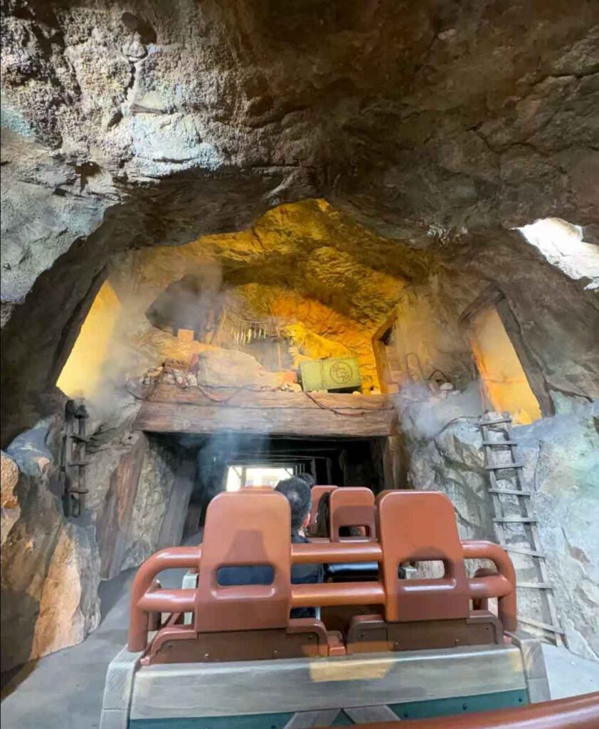 香港ディズニーランド：ビッグ・グリズリー・マウンテン・ラナウェイ・マイン・カー