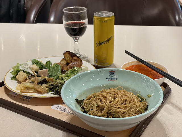 虹橋空港：中国東方航空V01番ラウンジ（国際線）の出来立て麺