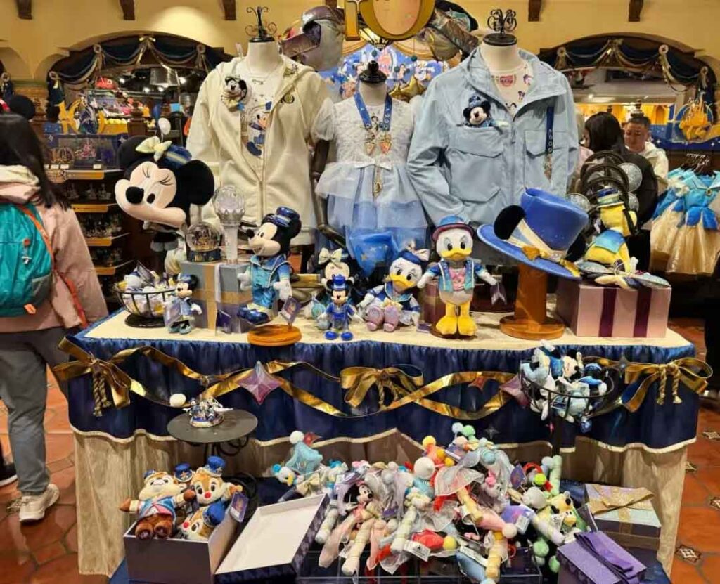上海ディズニー10周年グッズの棚