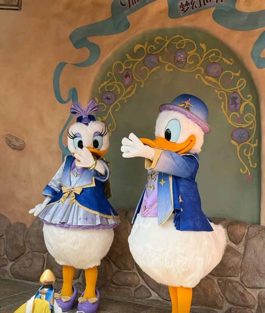 上海ディズニー：10周年記念コスチュームのドナルド＆デイジー