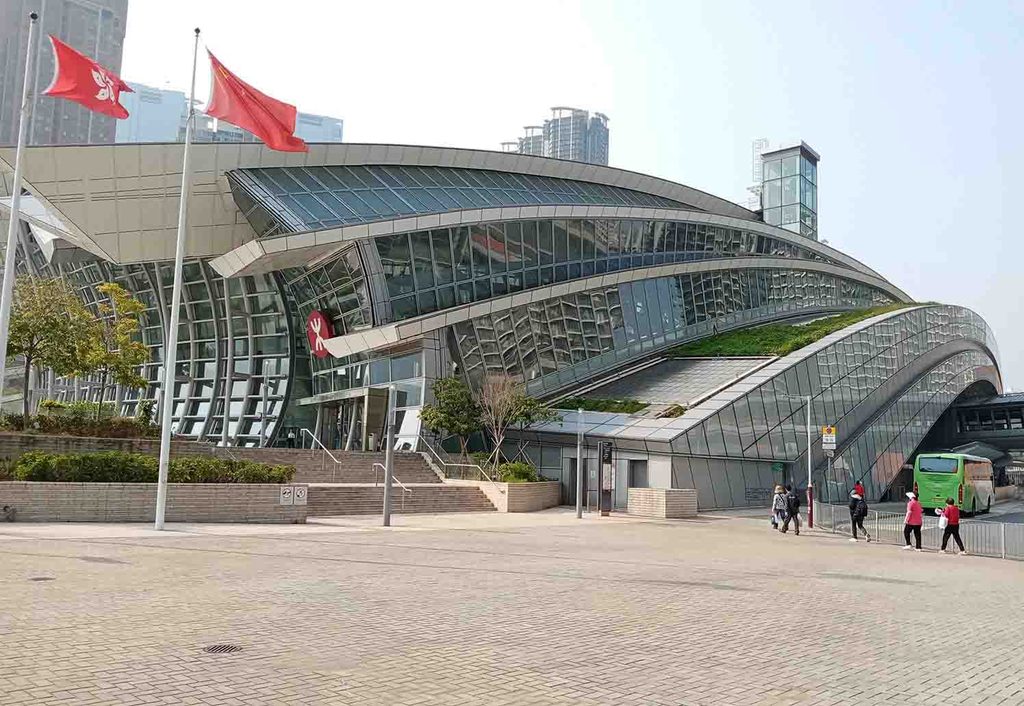 中国本土と結ぶ高速鉄道（高鉄）「香港西九龍駅」