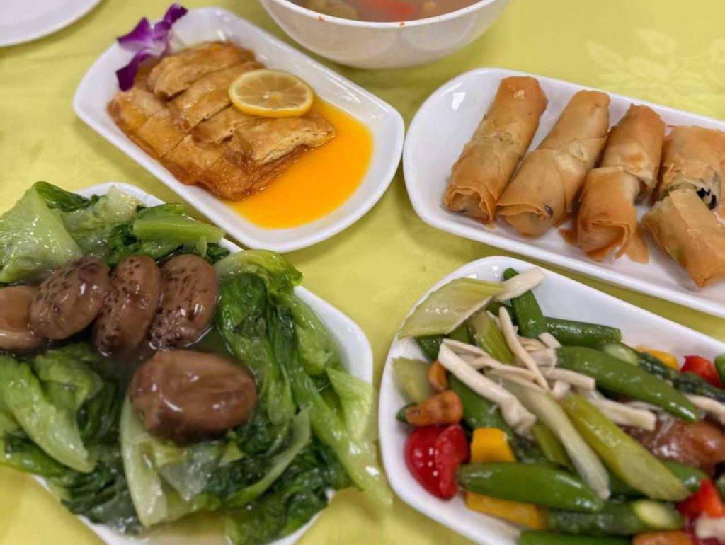 宝蓮禅寺（ポーリン寺）のベジタリアンランチ