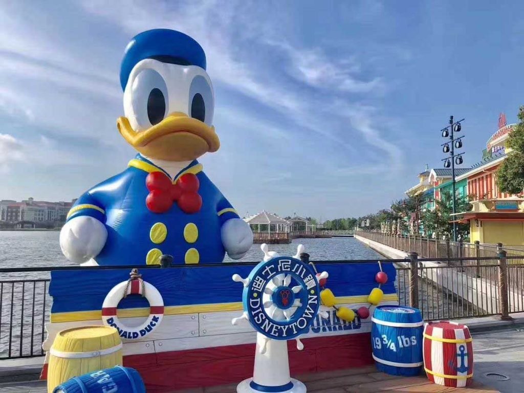 上海ディズニータウン：レイクショアの巨大ドナルド