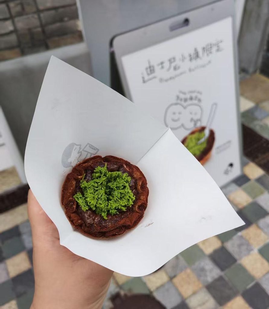 HeyTea上海ディズニータウン店限定：双重开心浓巧蛋挞（ダブルチョコの濃厚エッグタルト）